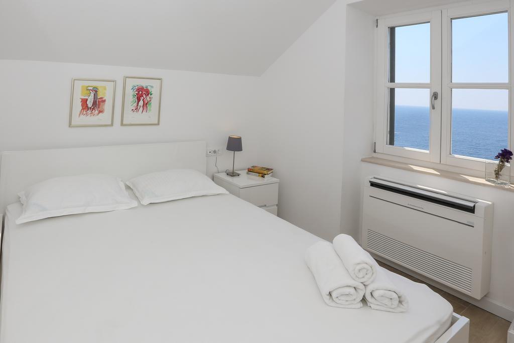 White & Co And Apartment *