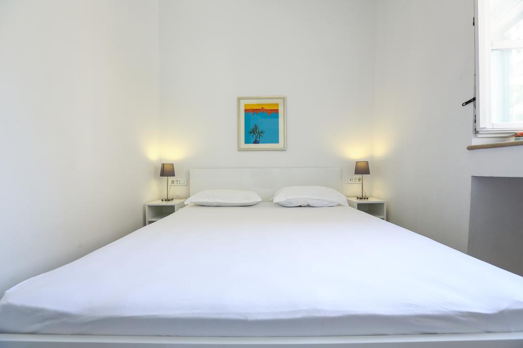Apartment White & Co And