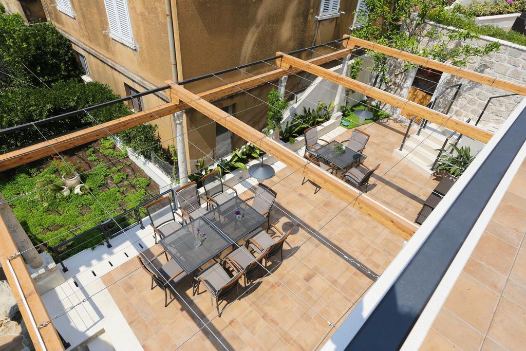 White & Co And Apartment *