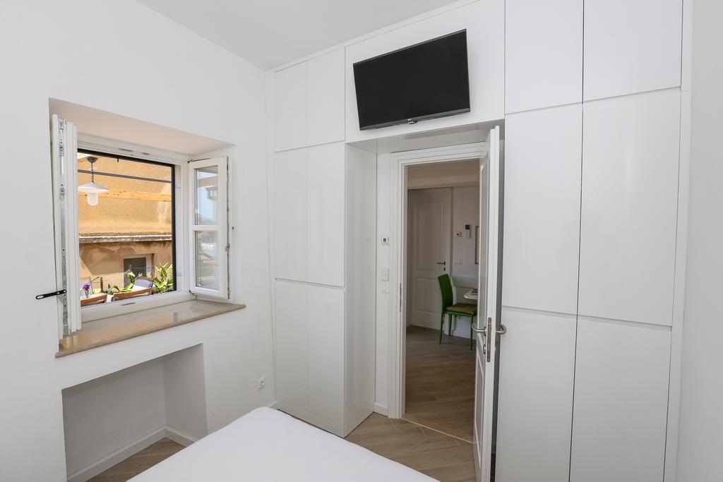 Apartment White & Co And *